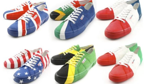 Zapatos de Puma con los colores de la bandera nacional de cada país
